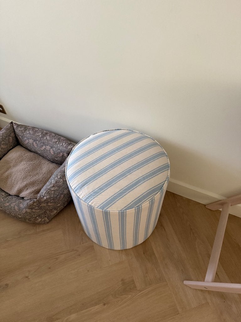 Gestreepte poef/voetenbankje - Blauw/wit, Huis en Inrichting, Minder dan 50 cm, Rond, Minder dan 50 cm, Zo goed als nieuw