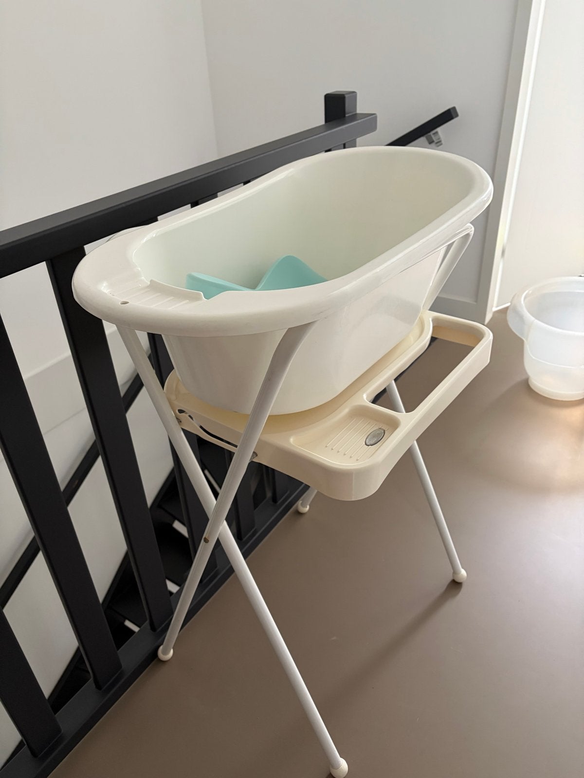 Bébé-jou babybadje , tummy tub met standaard en badzitje, Kinderen en Baby's, Badjes en Verzorging, Zo goed als nieuw, Badje, Bébé-jou