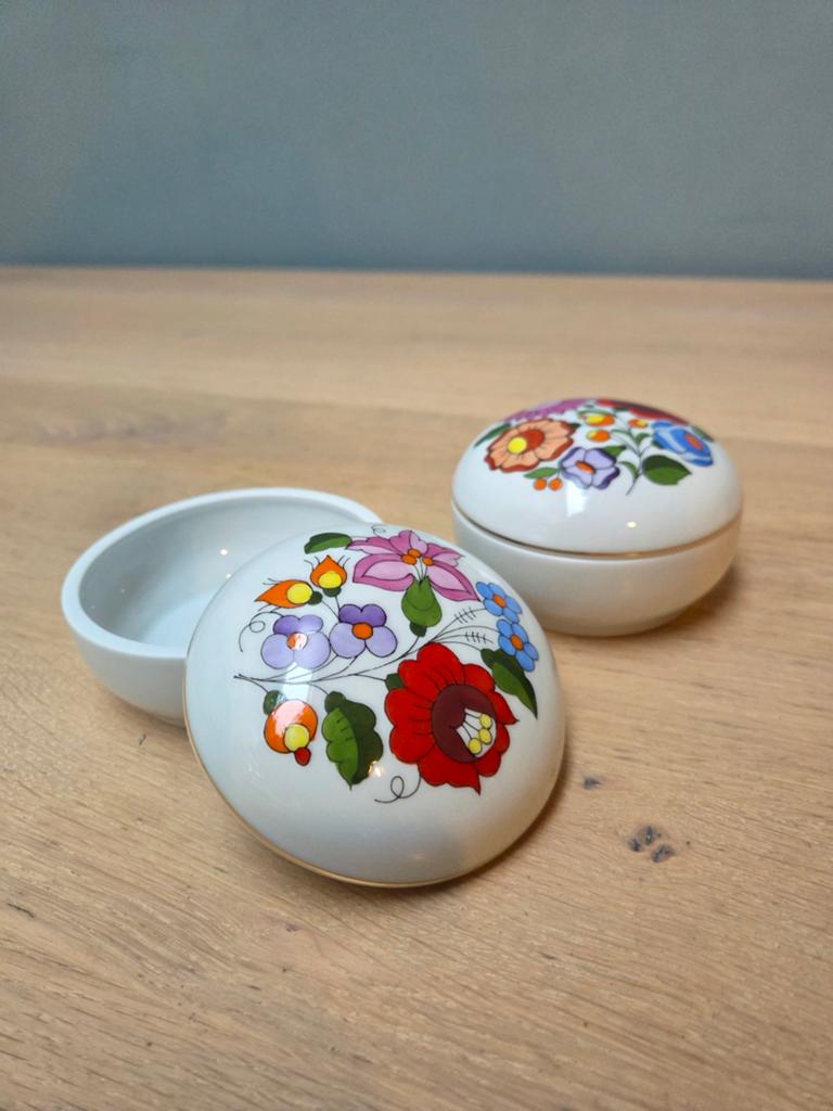 2 Prachtige handgeschilderde Kalocsa bonbonnières, Antiek en Kunst, Antiek | Keramiek en Aardewerk, Ophalen of Verzenden
