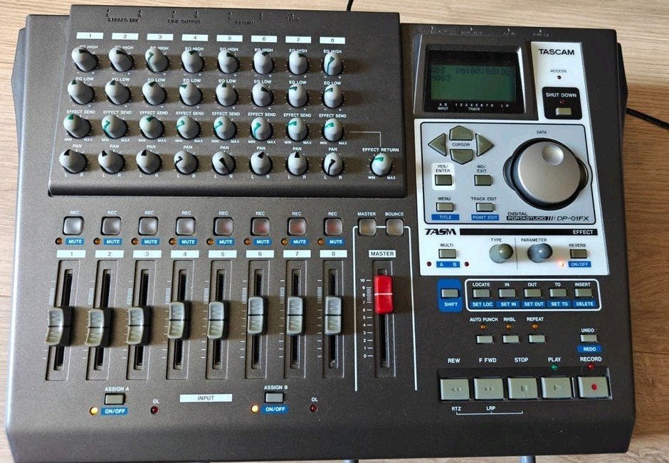 TASCAM DP-01FX 8-sporen digitale recorder, Ophalen, Gebruikt, 5 tot 10 kanalen, Microfooningang
