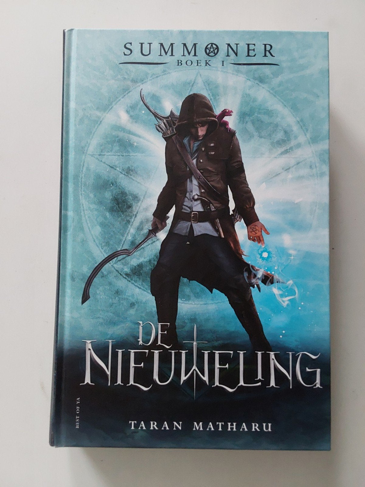 Taran Matharu : Summoner boek 1 De Nieuweling 🆕️, Taran Matharu, Nieuw, Ophalen of Verzenden, Fictie