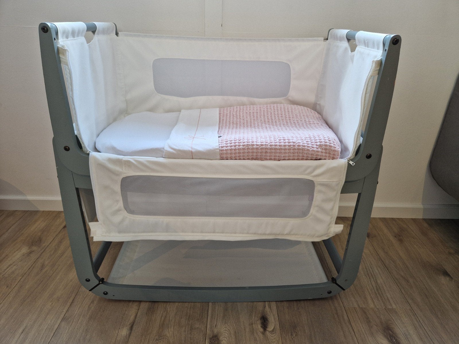 Snuzpod cosleeper grijs met Aerosleep topper, Ophalen, Zo goed als nieuw, Wieg
