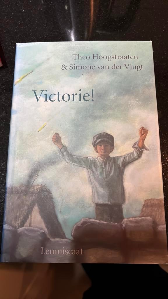 Simone van der Vlugt - Victorie!, Boeken, Ophalen of Verzenden, Zo goed als nieuw, Simone van der Vlugt; Theo Hoogstraaten