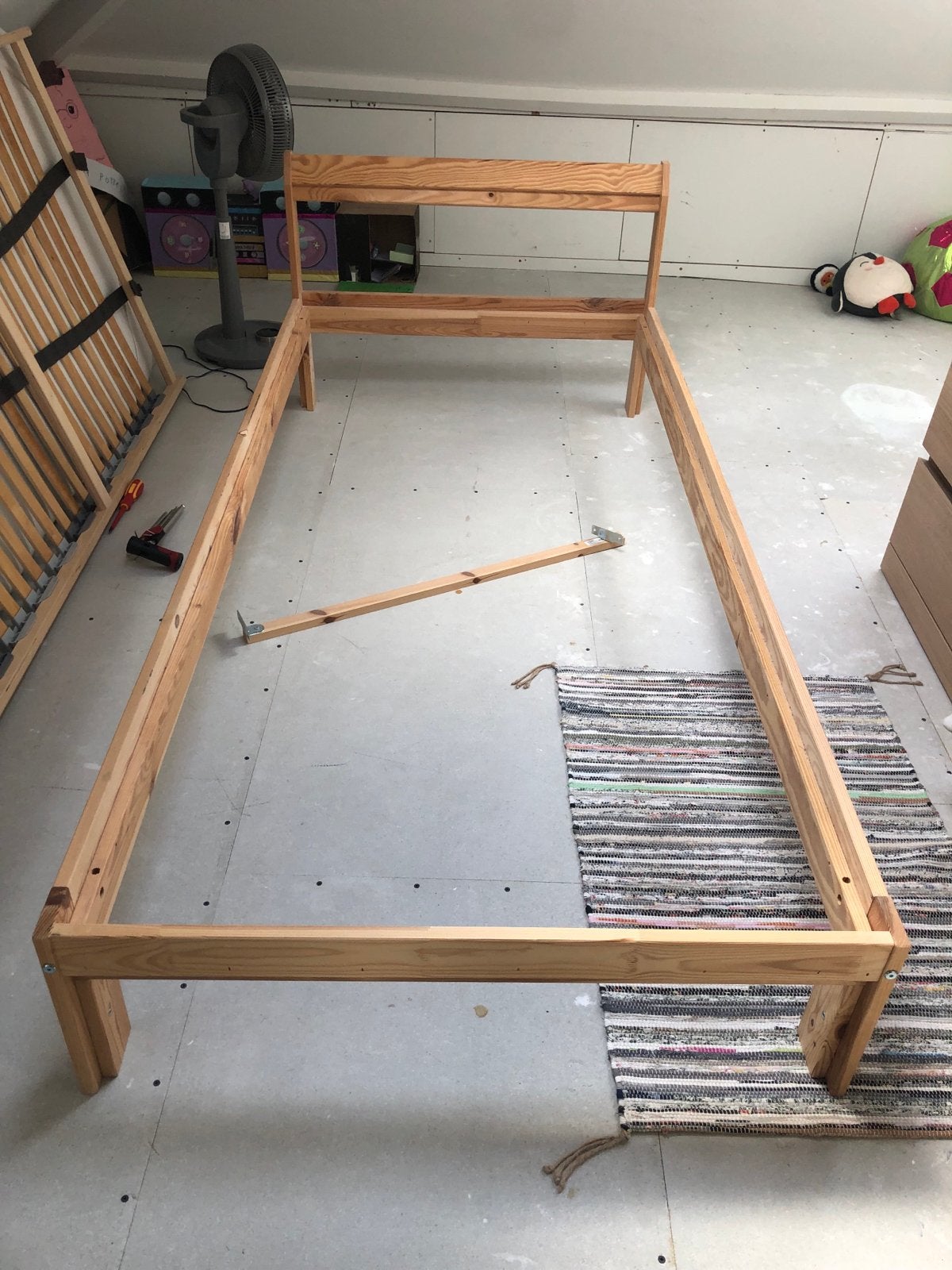 Ikea Neiden bed bedden 90x200 cm, Huis en Inrichting, Slaapkamer | Bedden, Ophalen, 90 cm, Eenpersoons, Beige