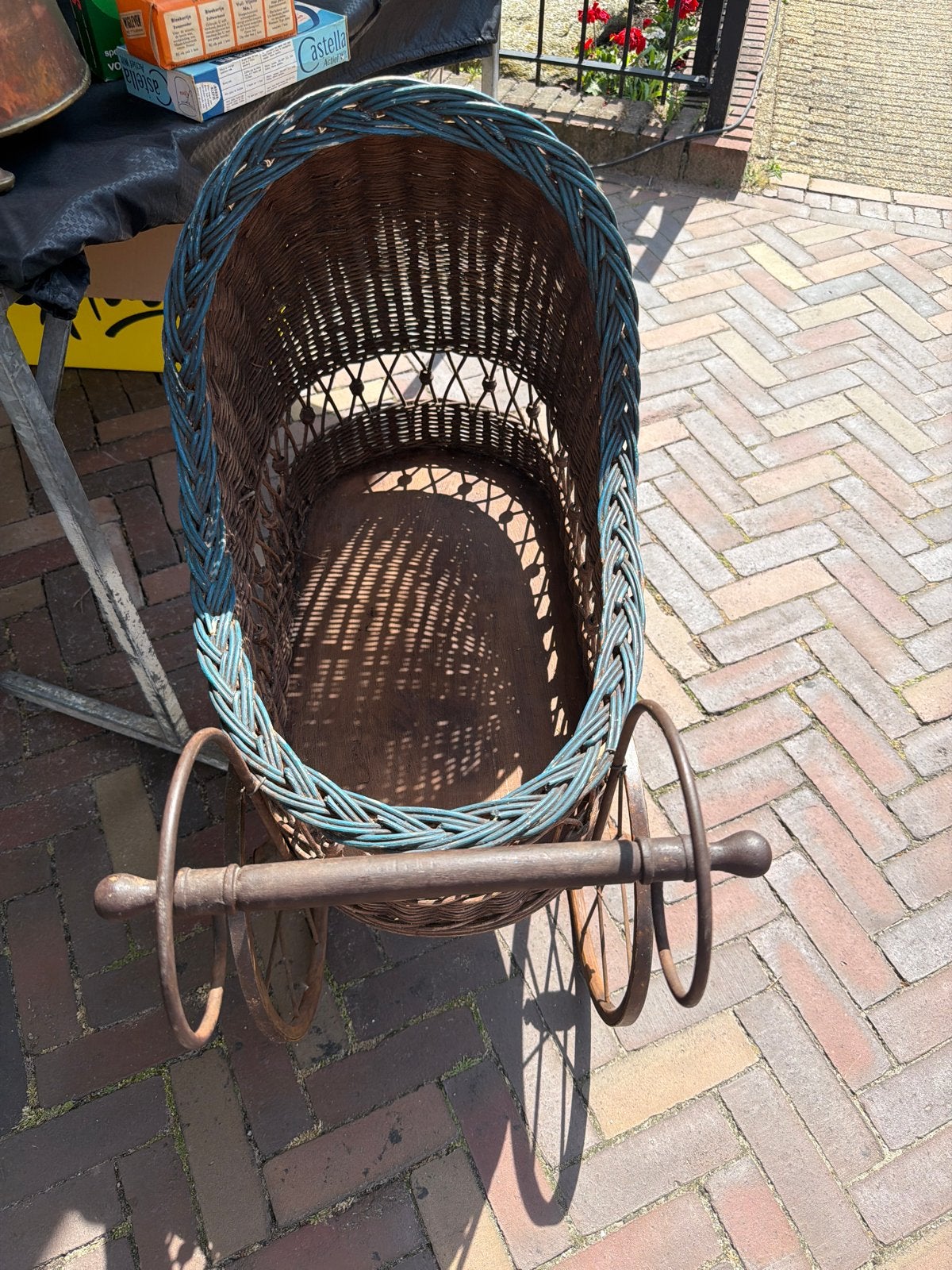 Antieke rieten poppenwagen met metalen onderstel, Ophalen