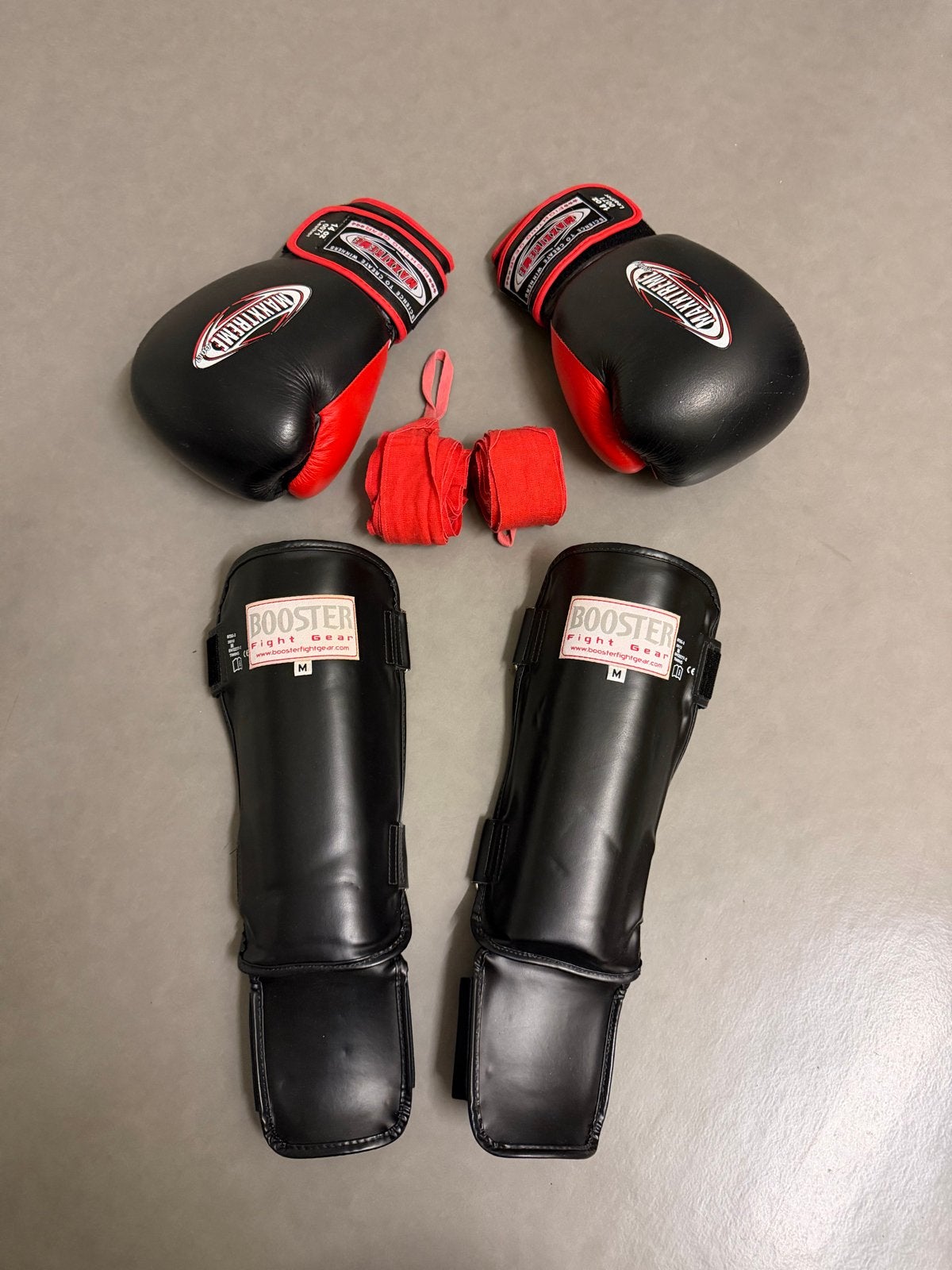 Complete kickboks set: handschoenen 14OZ en scheenbeschermer, Sport en Fitness, Overige, Vechtsportbescherming, Zo goed als nieuw