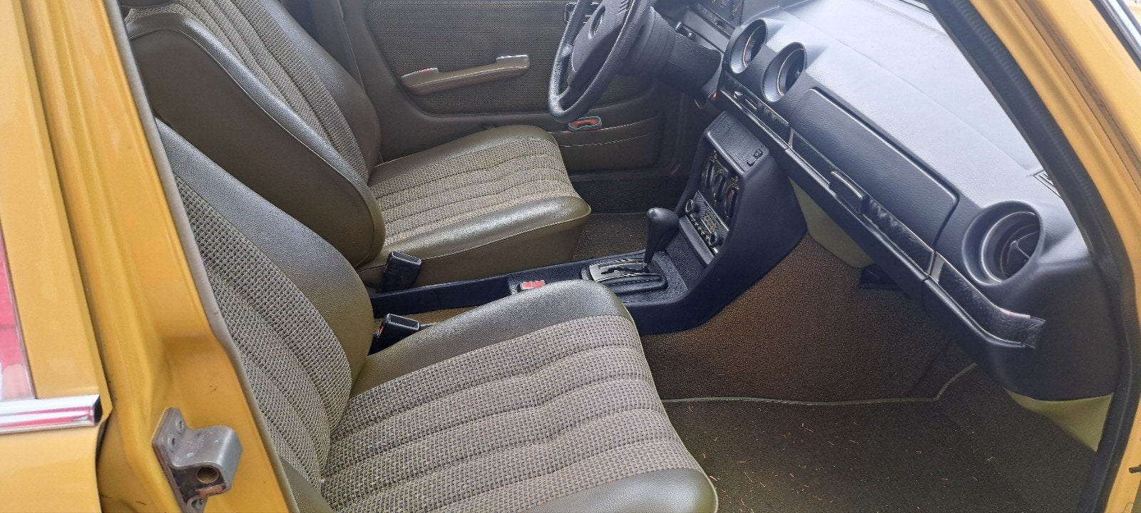 Mercedes-Benz 200-Serie 2.4 240 D AUT 1977 Geel, foto 4