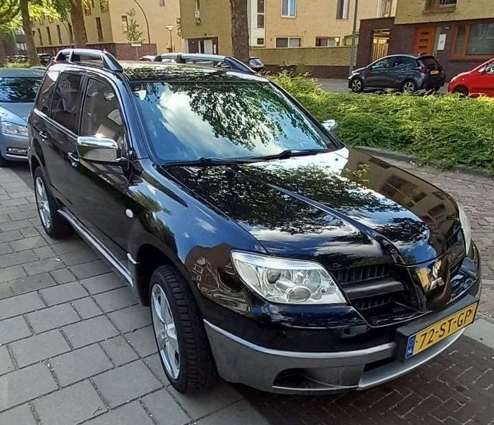 Foto 10 van Mitsubishi Outlander 2.0 MPI 2WD 2006 Zwart