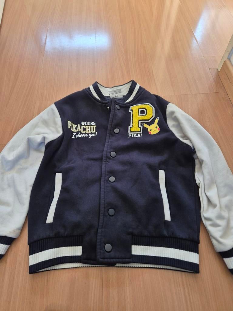 Stoere Pokémon Pikachu College Jas Maat 140 (10 jaar), Gebruikt, Jongen of Meisje, Ophalen of Verzenden, Pokémon