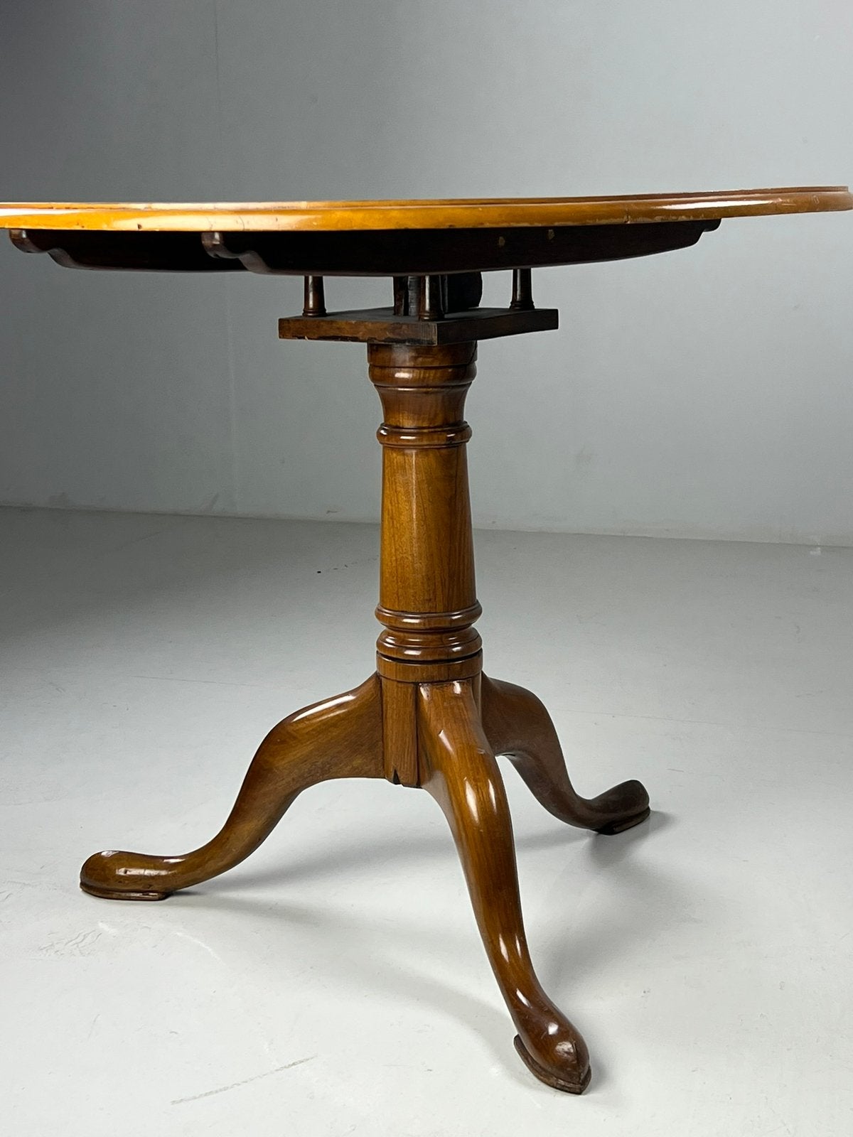 Engelse Tilt top tafel, Ophalen