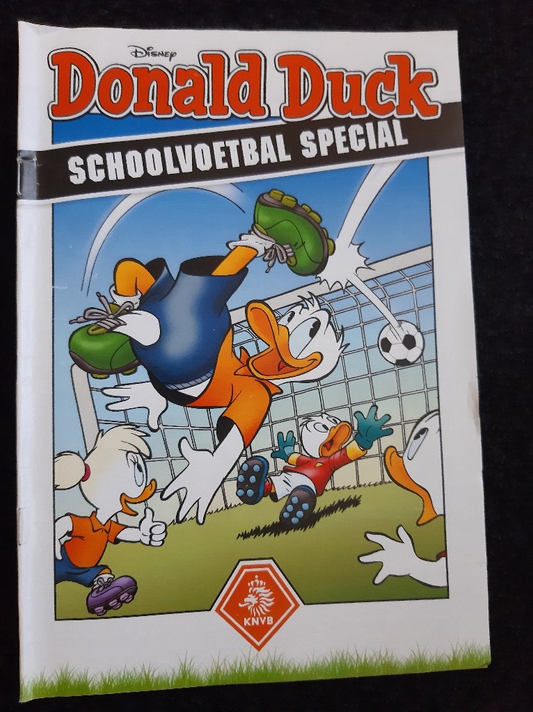 Donald Duck voetbal special KNVB en andere speciale Donald D, Eén stripboek, Ophalen of Verzenden, Zo goed als nieuw