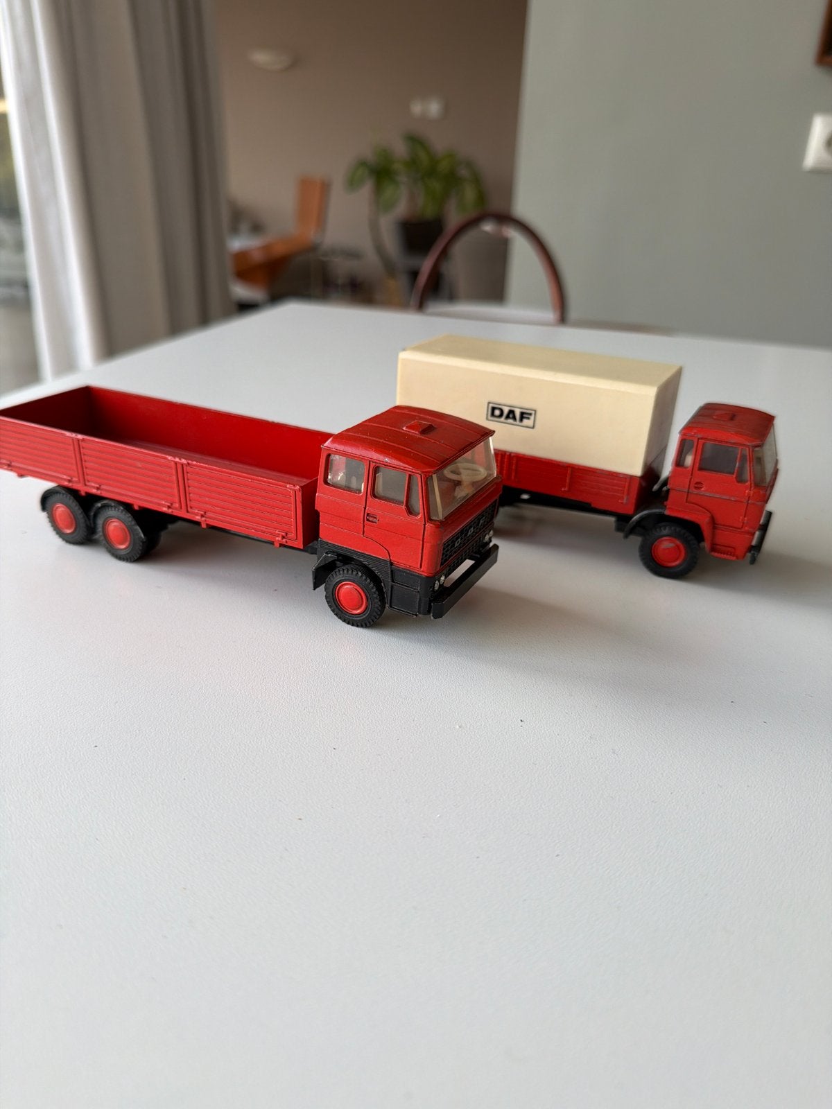 DAF vrachtwagens modelauto's - set van 2, Hobby en Vrije tijd, Overige merken, Gebruikt, 1:50 of kleiner, Ophalen of Verzenden