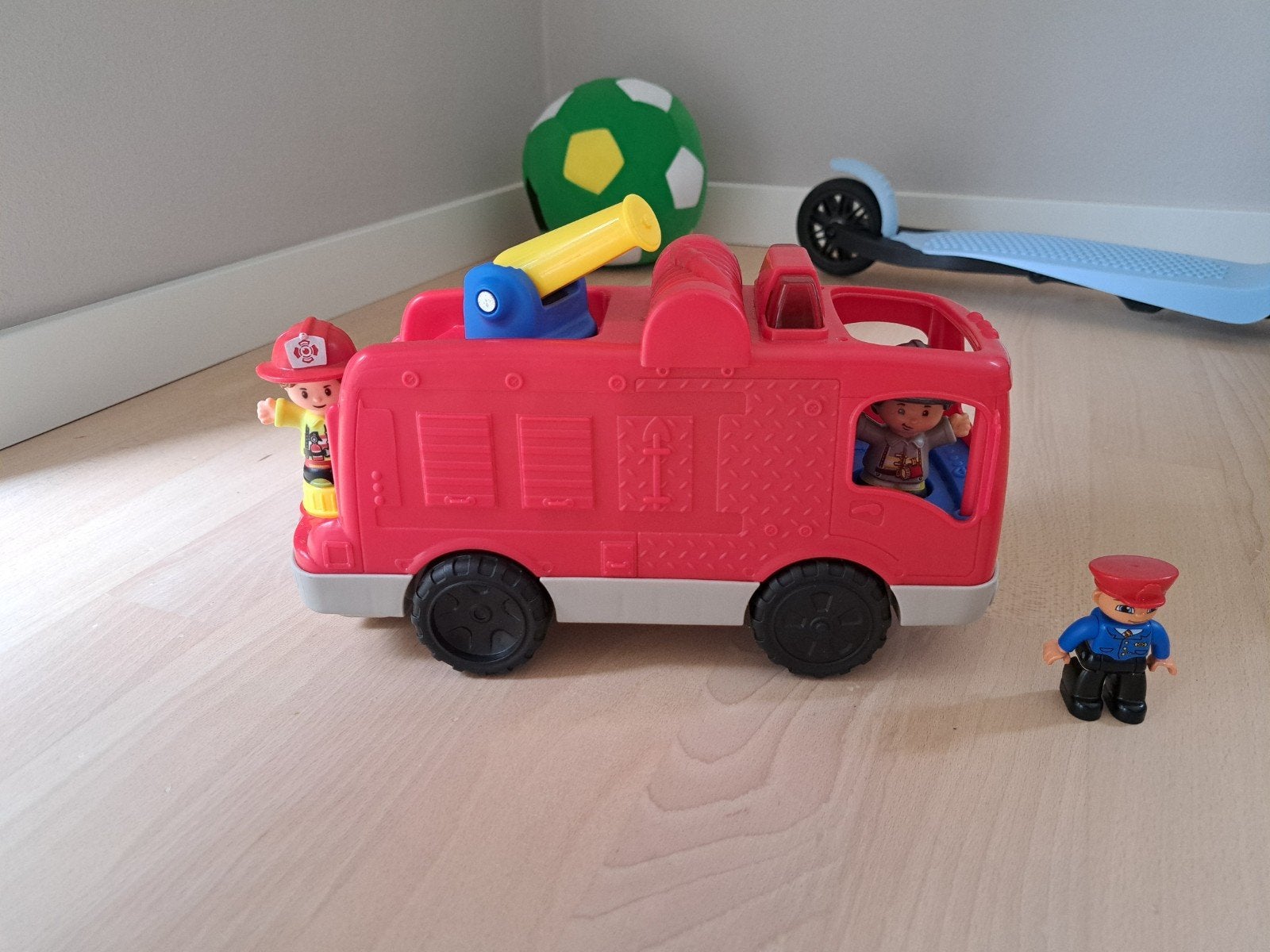 Little Tikes Brandweerauto met poppetjes, licht en geluid, Ophalen, Zo goed als nieuw