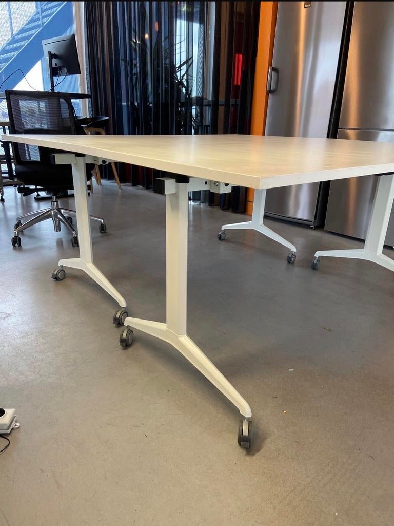 Mooi wit bureau op wielen, Ophalen, Gebruikt, Metaal, Met wielen