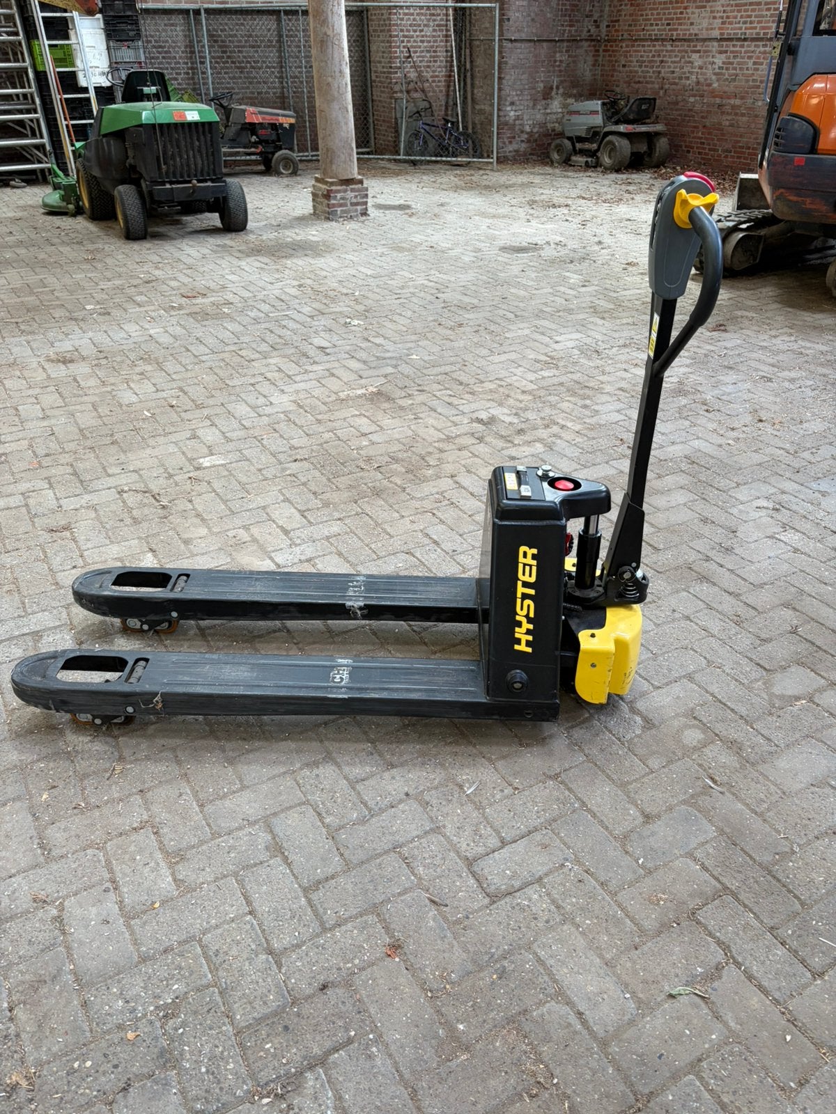 Hyster heffiq zelfrijdende palletwagen, Ophalen, Zo goed als nieuw