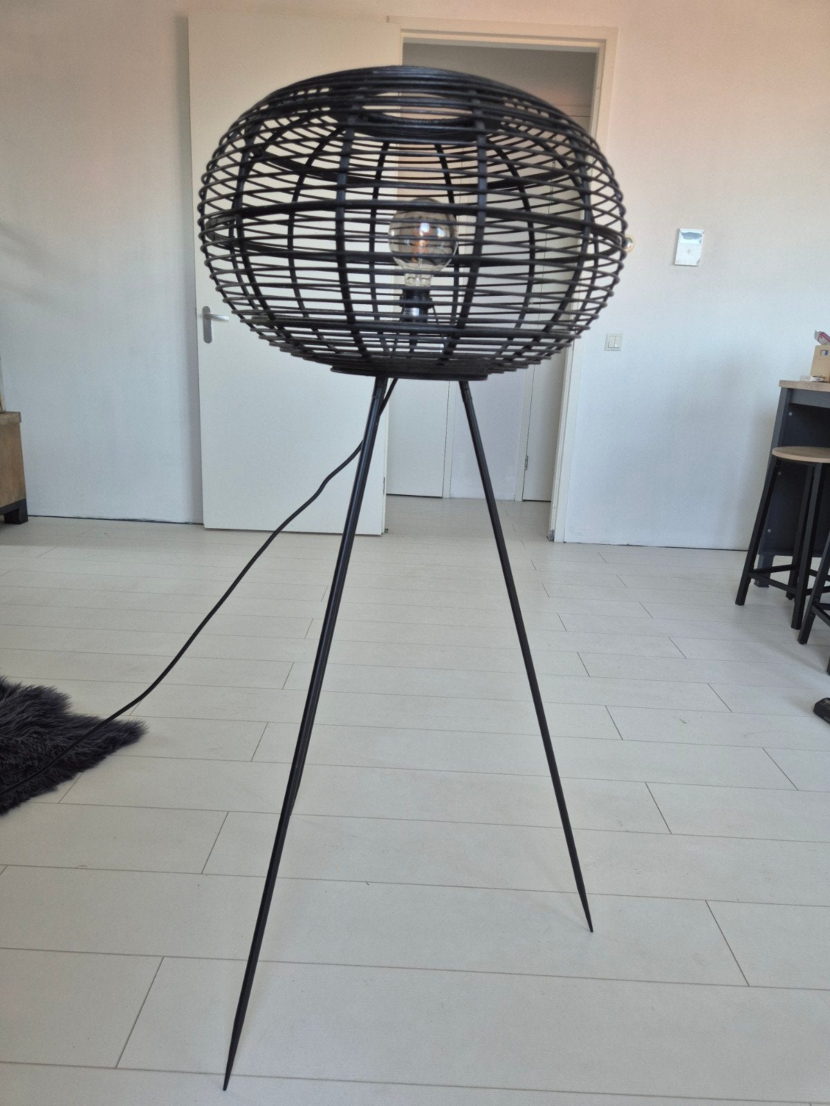 Stijlvolle staande lamp met drukknop - 130cm hoog, Huis en Inrichting, Lampen | Vloerlampen, Ophalen, Zo goed als nieuw