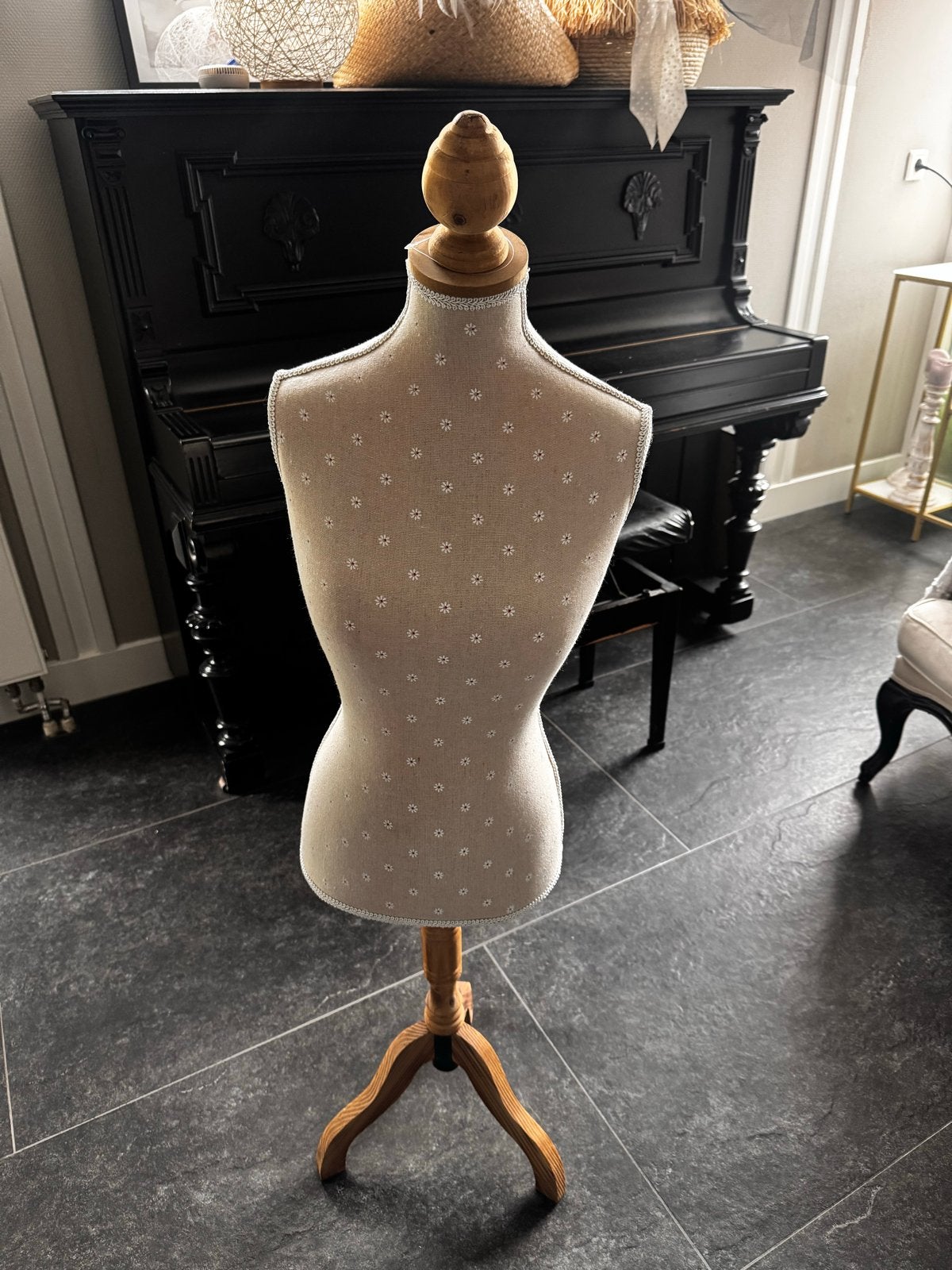 Decoratieve paspop / etalagepop met houten standaard, Ophalen of Verzenden, Gebruikt, Overige typen
