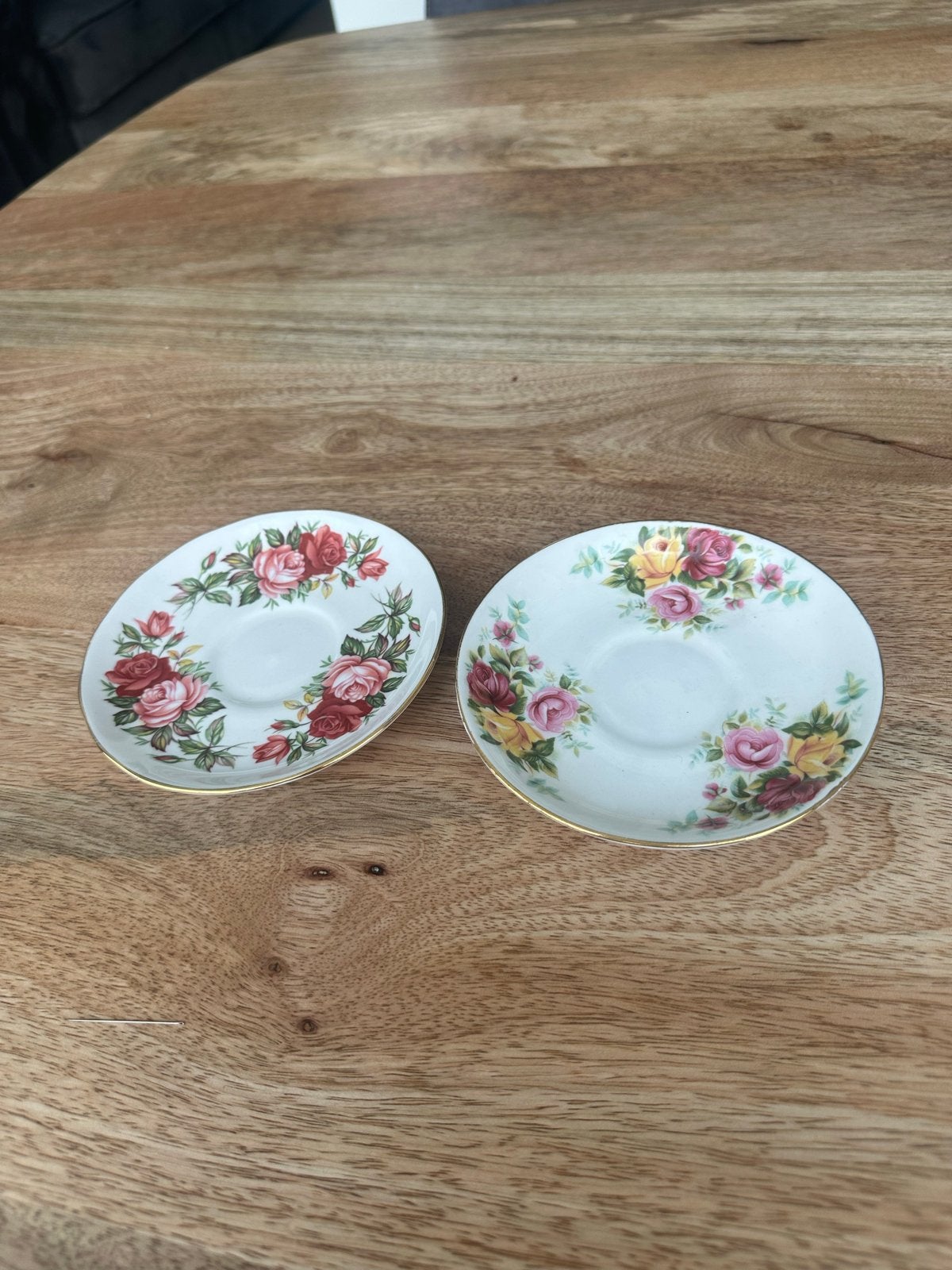 Set van 2 Royal Albert schoteltjes met rozenmotief, Antiek en Kunst, Ophalen