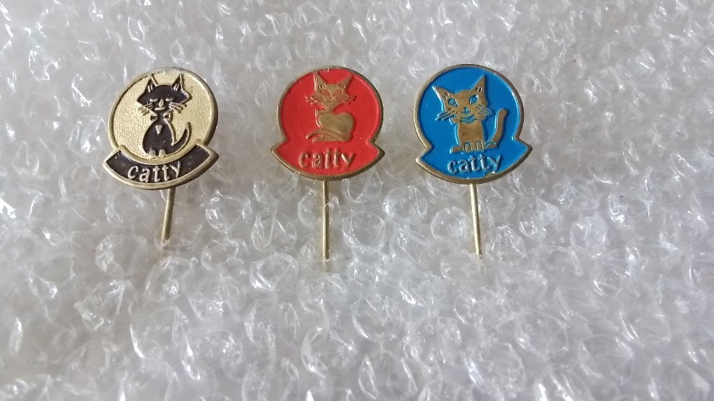 3 verschillende kleuren speldjes catty diervoeding, Ophalen of Verzenden, Zo goed als nieuw, Overige onderwerpen
