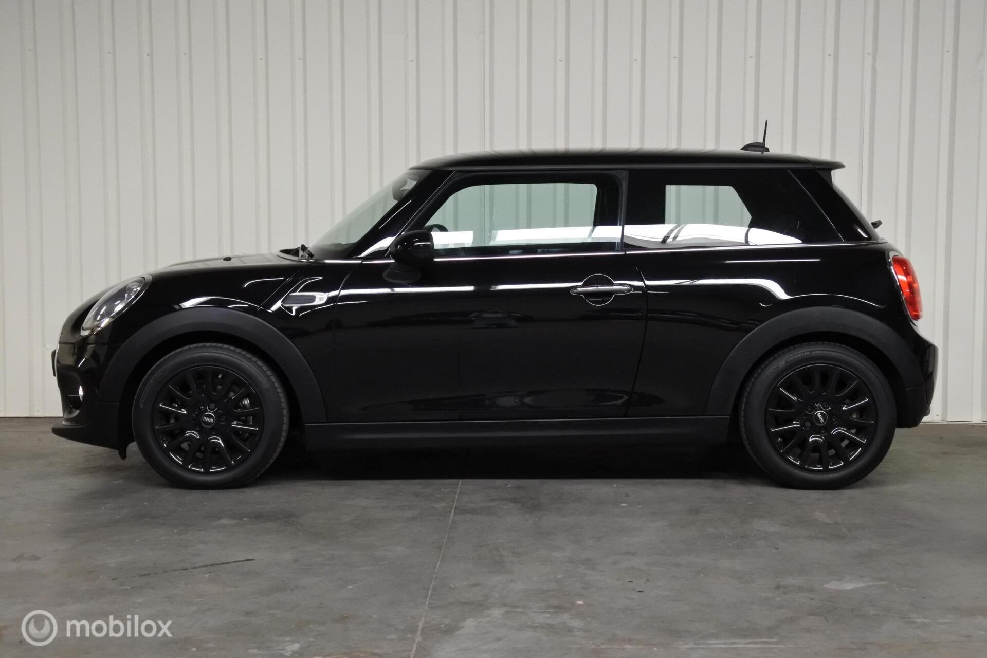 Mini I 1.5 I Cooper Business I NAP I Airco I Cruise I Navi, Voorwielaandrijving, Gebruikt, Met garantie (alle), 4 stoelen