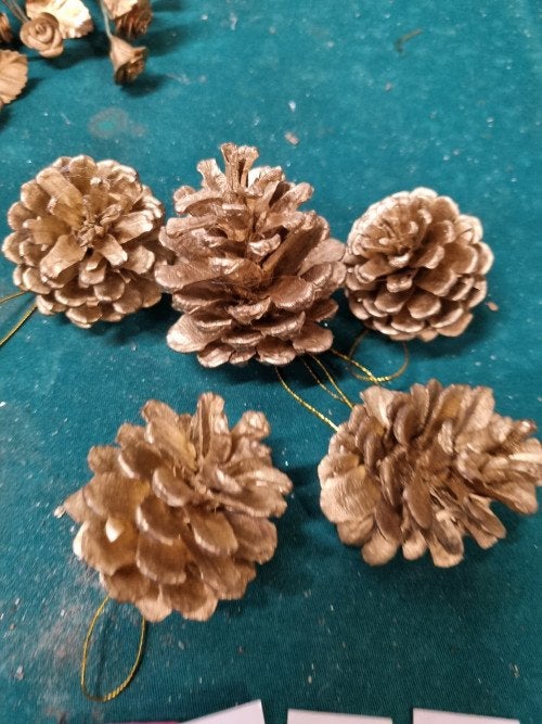 dennenappels goud kleurig 5x [b275], Ophalen of Verzenden, 'T Olde Gre-j, Info@toldegrej.nl, Endepoelstraat 20f Didam