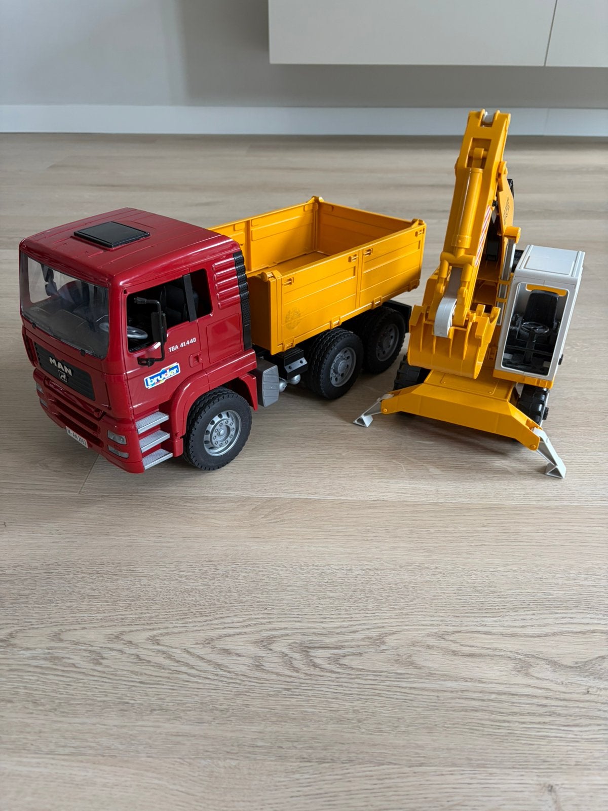 Bruder kiepauto met graafmachine, Ophalen, Zo goed als nieuw