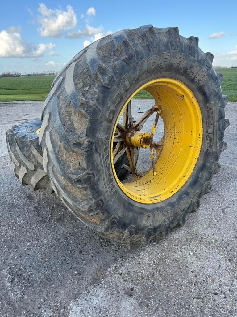 Dubbelucht achterbanden BKT 520/70 38 cultuur wielen, Ophalen