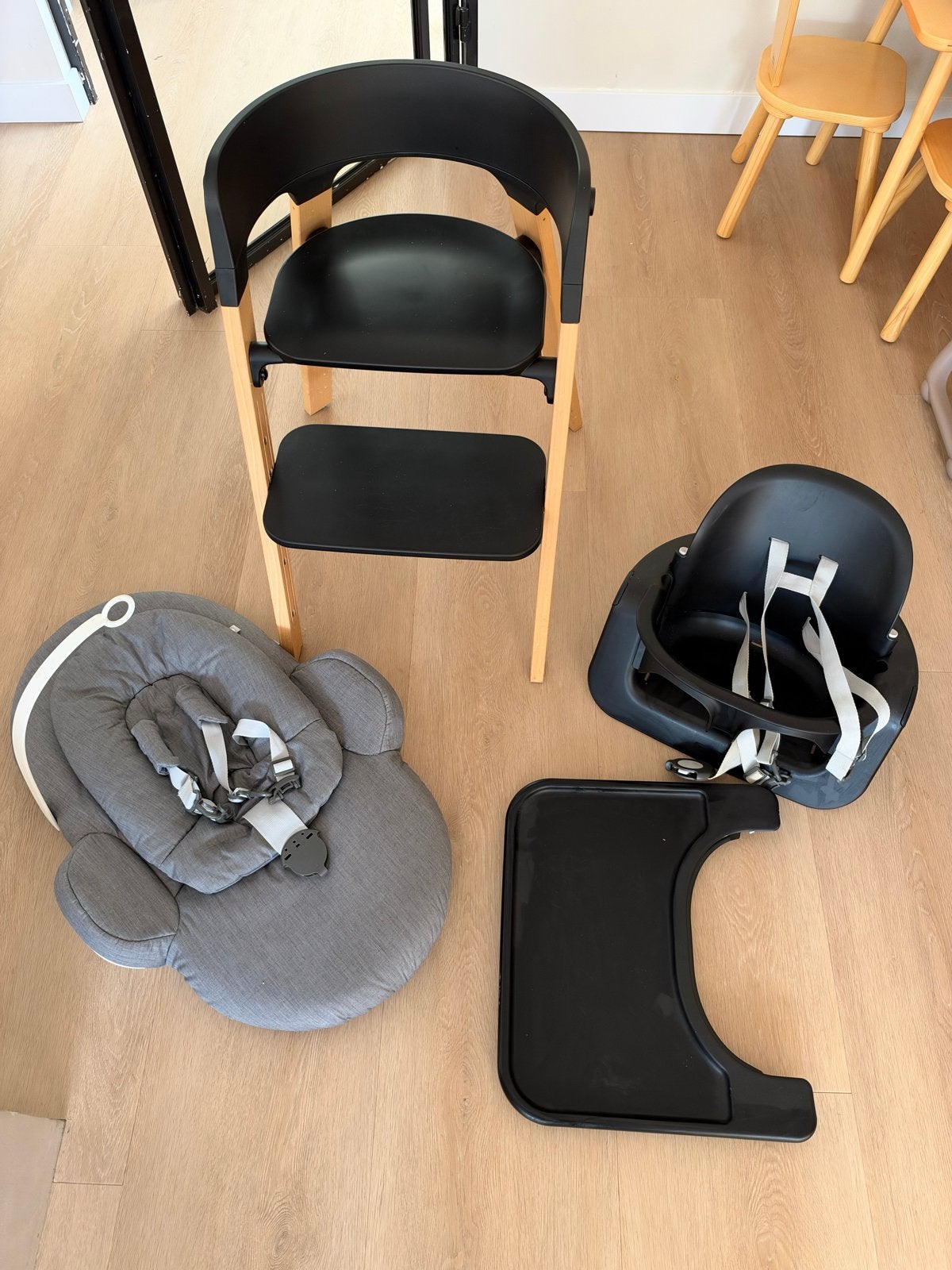 Stokke Steps kinderstoel met newborn set en babyzitje, Ophalen, Zo goed als nieuw, Meegroeistoel, Afneembaar eetblad