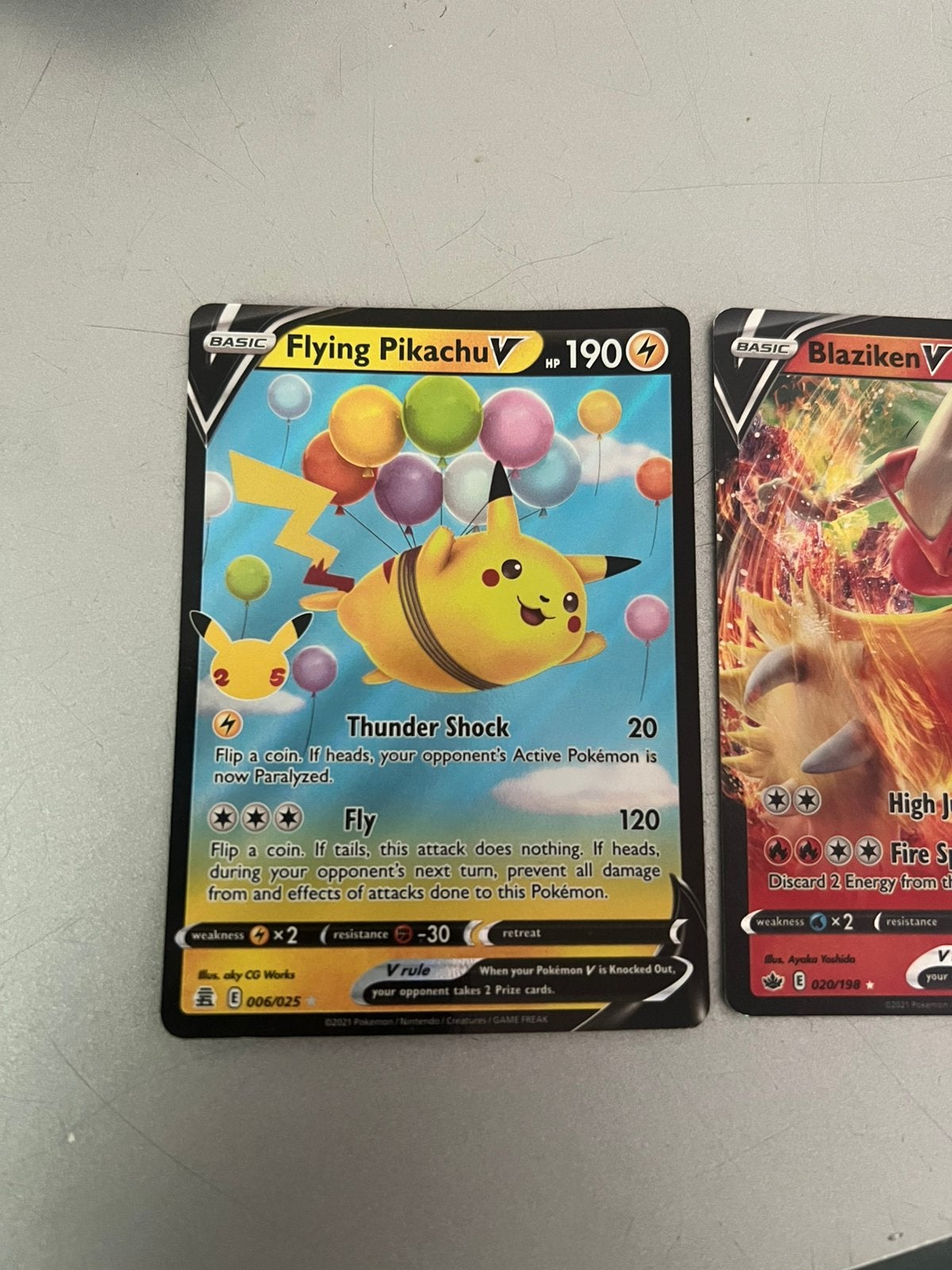 Flying pikachu V en blaziken, Ophalen of Verzenden, Zo goed als nieuw