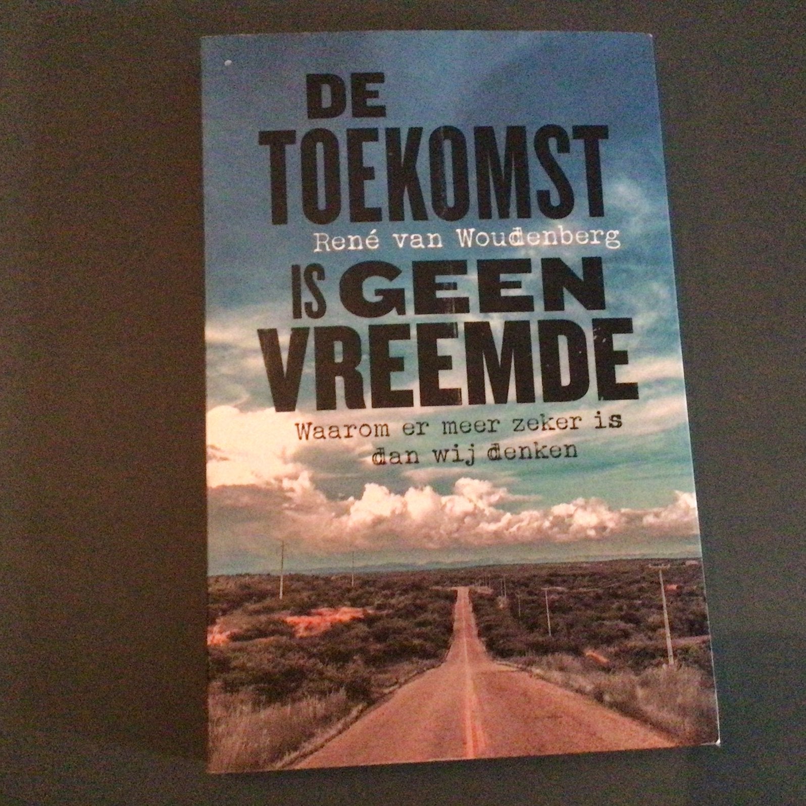 René van Woudenberg - De toekomst is geen vreemde, Ophalen of Verzenden, Zo goed als nieuw, René van Woudenberg