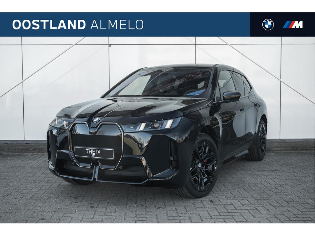 BMW iX xDrive60 M Sport / Panoramadak Sky Lounge / Parking A, Automaat, IX, Zwart, Leder