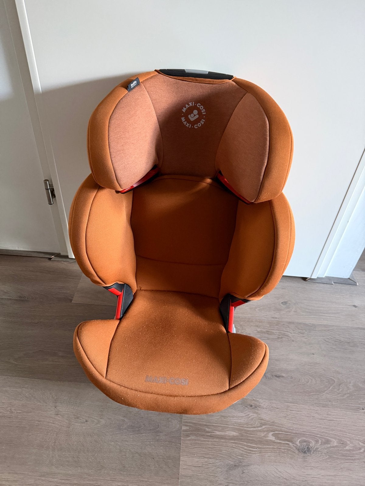 Maxi-Cosi autostoel cognac bruin (4-12 jaar) met ligstand, Ophalen, 15 t/m 36 kg, Slaapstand, Zo goed als nieuw