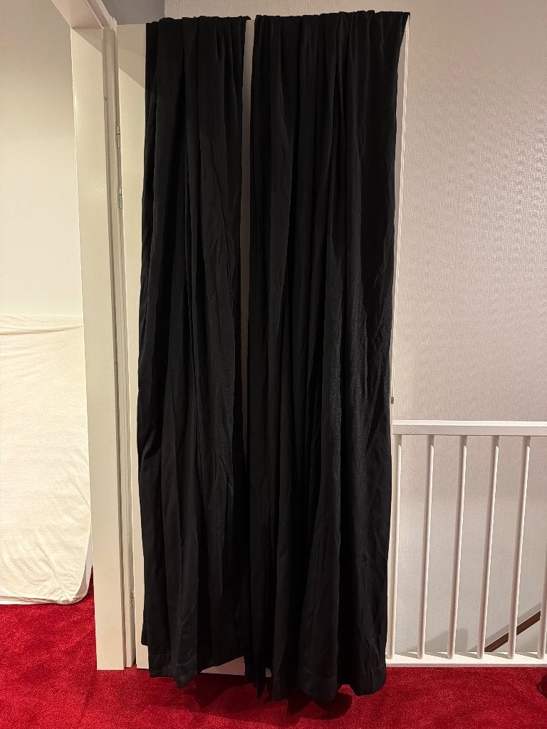 Zwarte gordijnen 2 zelfde stuks totaal 280 cm, Huis en Inrichting, Kwantum, Zwart, Ophalen of Verzenden, Zo goed als nieuw