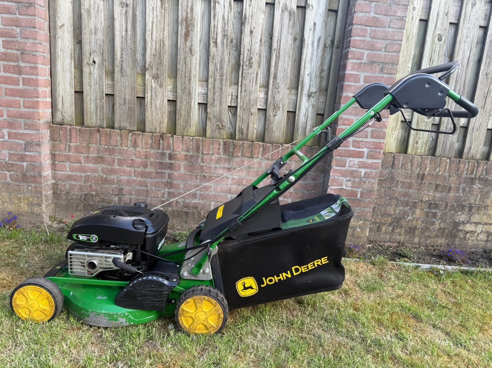 John Deere R47V grasmaaier, Tuin en Terras, Grasmaaiers, Zo goed als nieuw, Benzine-grasmaaier, 40 t/m 49 cm, Cirkelmaaier, Opvangzak