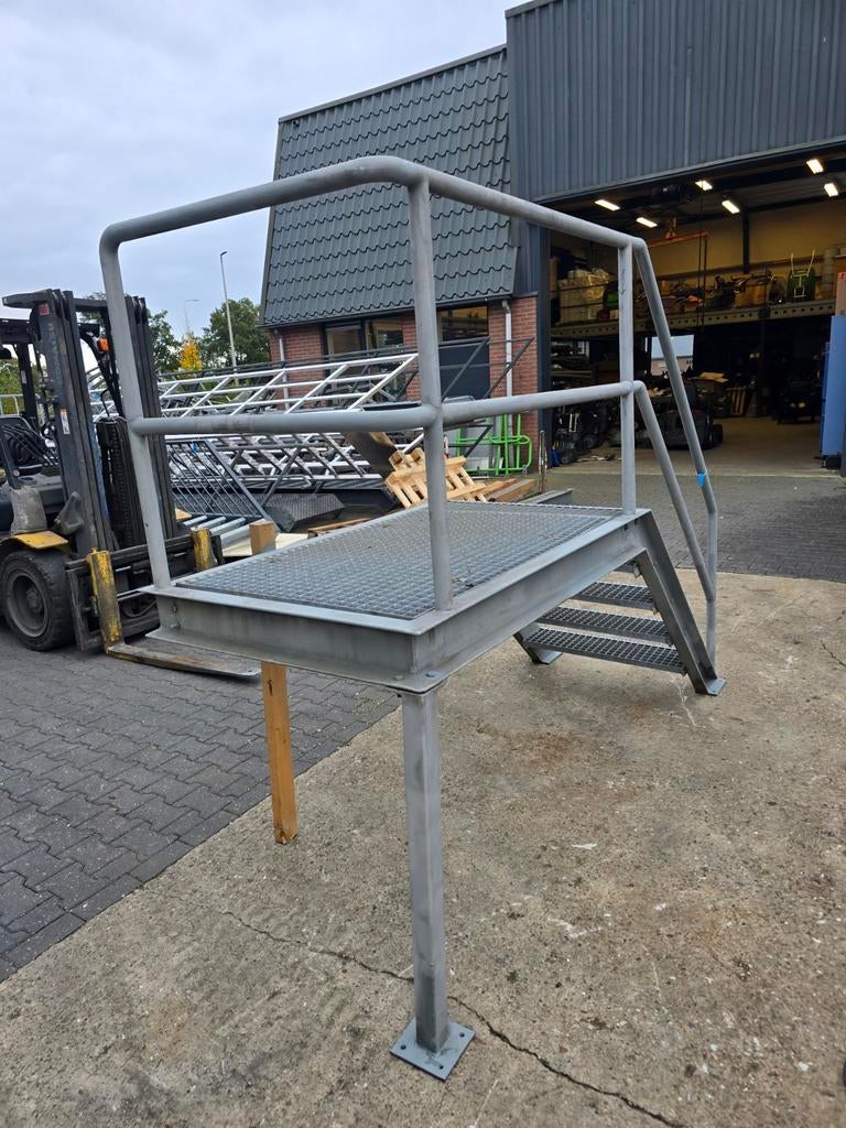 Stalen trap met bordes gegalv. Hoog 1,05 mtr. Nob147, Ophalen