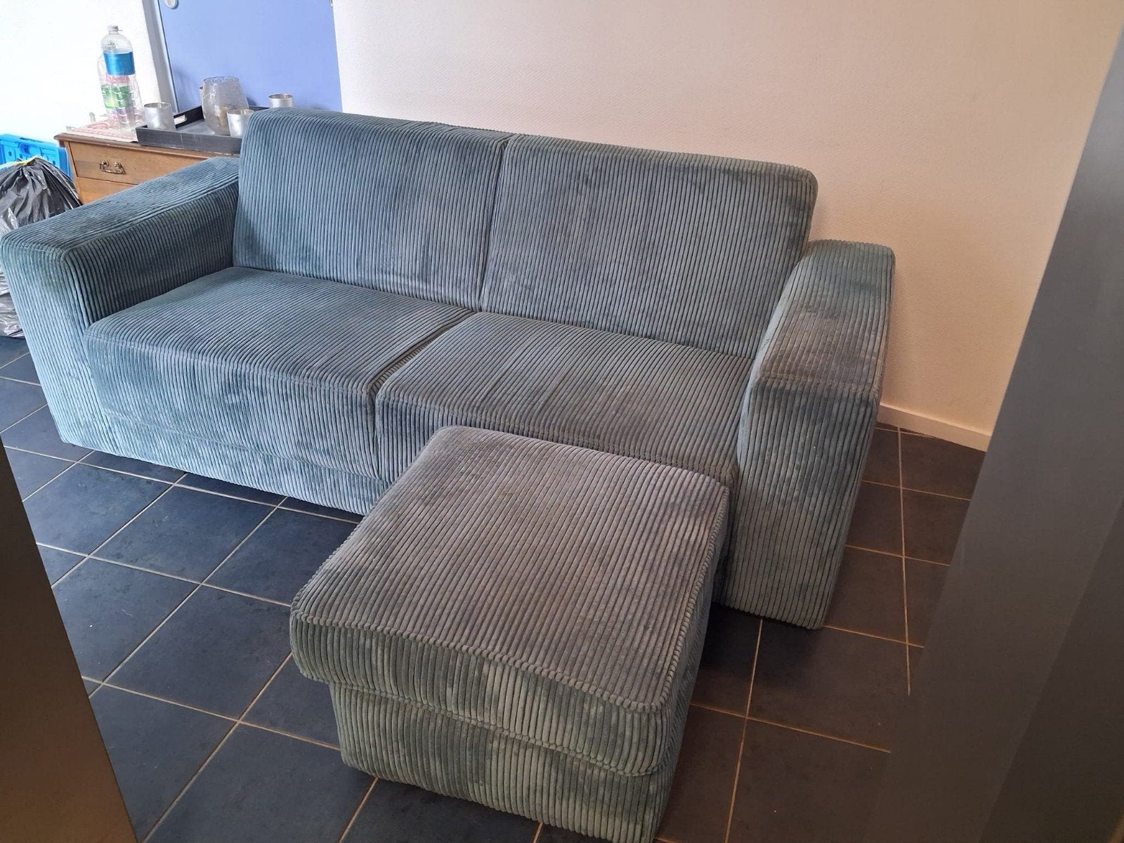 Comfortabele ribstof bank met poef - Zo goed als nieuw, Ophalen, Modern, Comfortabel, 150 tot 200 cm, Tweepersoons