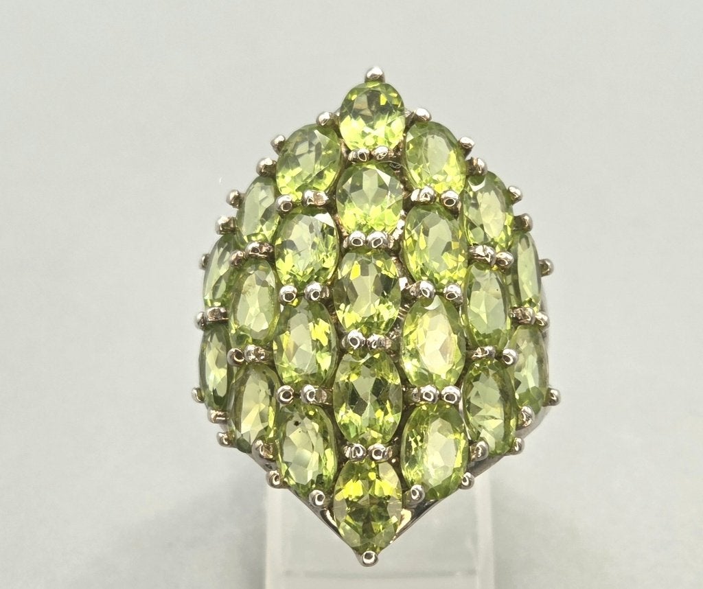 Vintage ring met edelstenen peridot. 2026/421, 18 tot 19, ., Nieuw, Ophalen of Verzenden