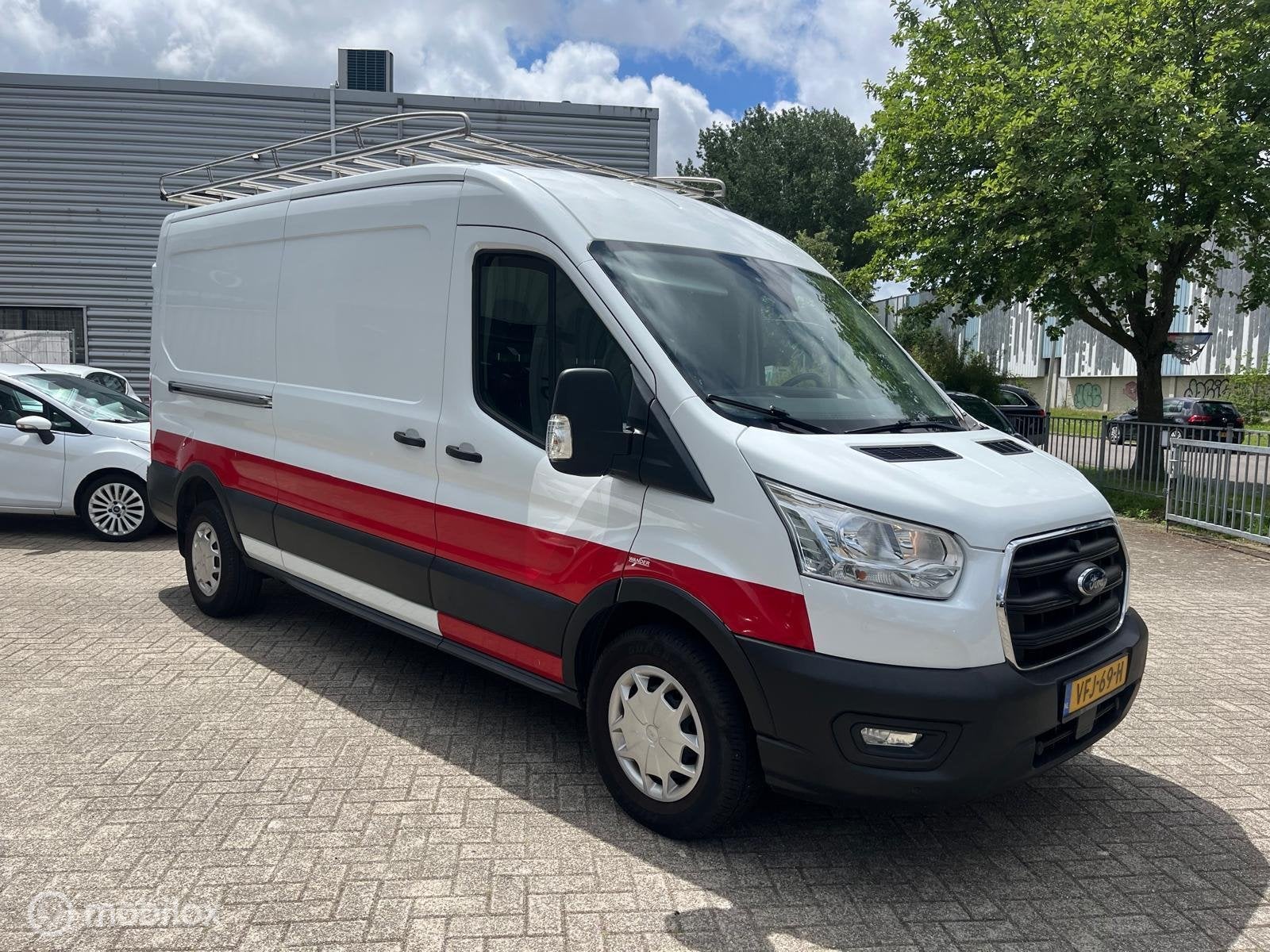 Ford Transit 350 2.0 TDCI L2H3 Ambiente, Auto's, Bestelauto's, Euro 6, 4 cilinders, 129 pk, 2500 kg