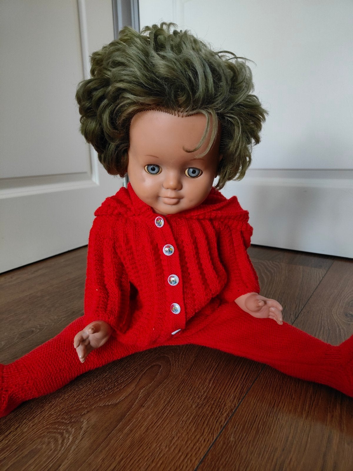 Vintage pop die kan "praten" met rood gebreid pakje, Ophalen of Verzenden, Gebruikt, Overige typen