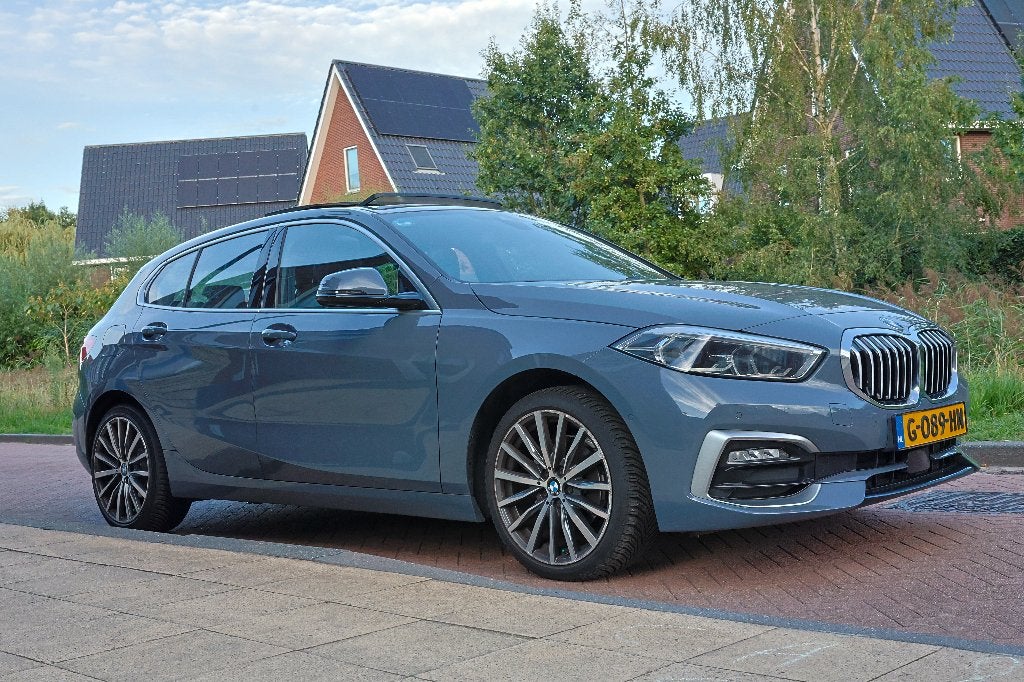 BMW 118i Luxury Line AUT | Pano | Leder | DealerService 2029, Auto's, Dealer onderhouden, Particulier, 3 cilinders, Zilver of Grijs