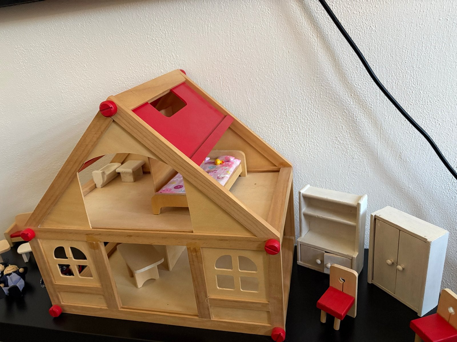 Houten Poppenhuis met Meubels en Poppen, Ophalen, Zo goed als nieuw, Poppenhuis