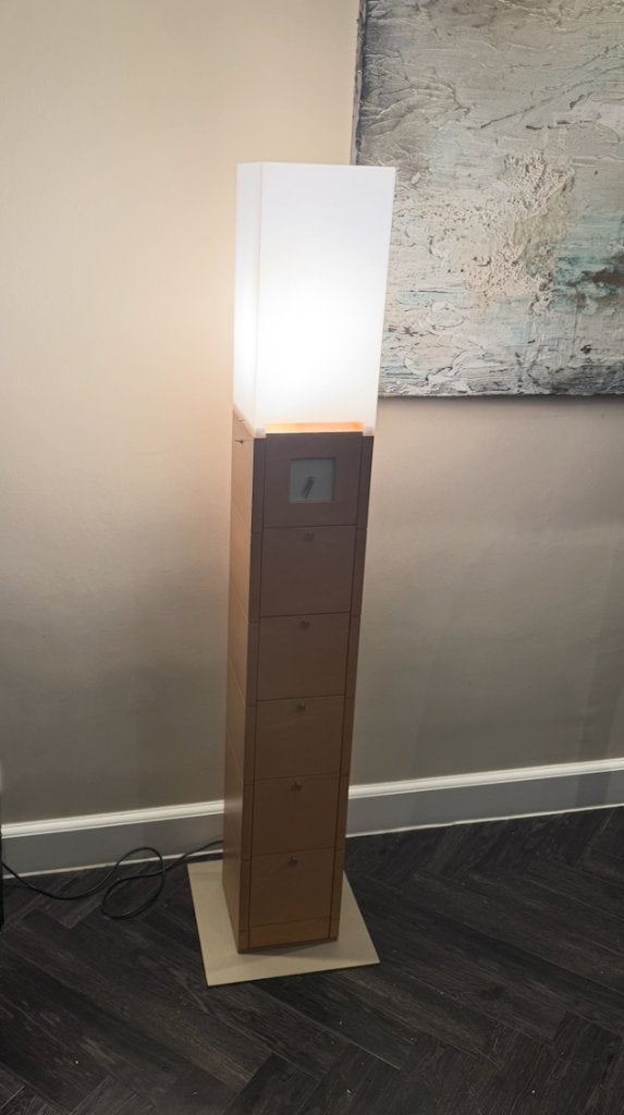 Giorgetti MEO – Design vloerlamp, kast & klok – Chi Wing Lo, Ophalen, Zo goed als nieuw