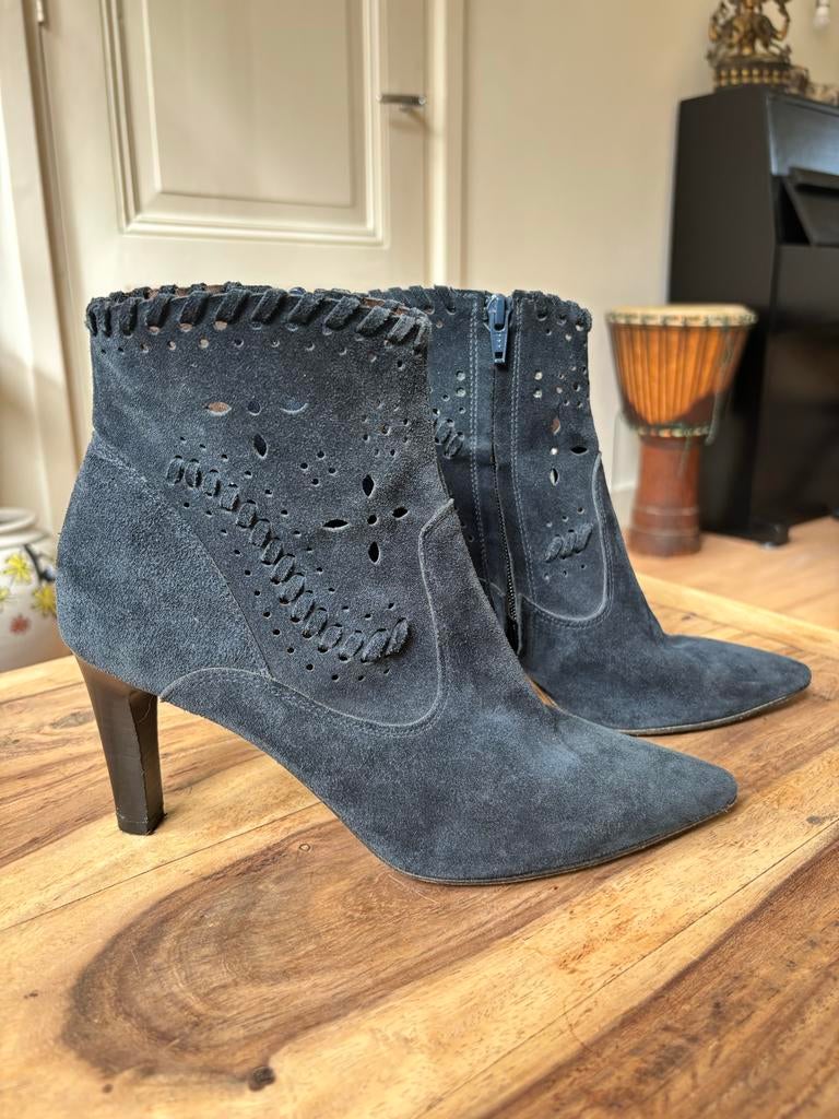Amper gedragen: Mace suède enkellaarsjes met hak, mt 40, Kleding | Dames, Schoenen, Ophalen of Verzenden, Zo goed als nieuw, Overige kleuren