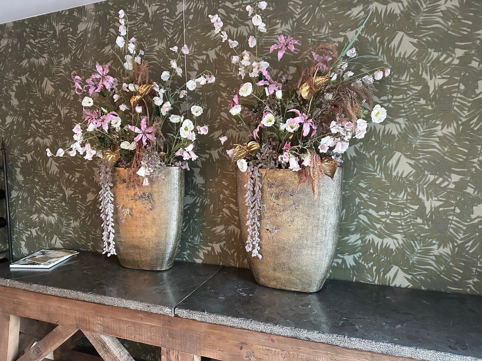 Decoratieve vazen met kunstbloemen (set van 2), Huis en Inrichting, Ophalen of Verzenden, Zo goed als nieuw, Overige kleuren, Overige materialen