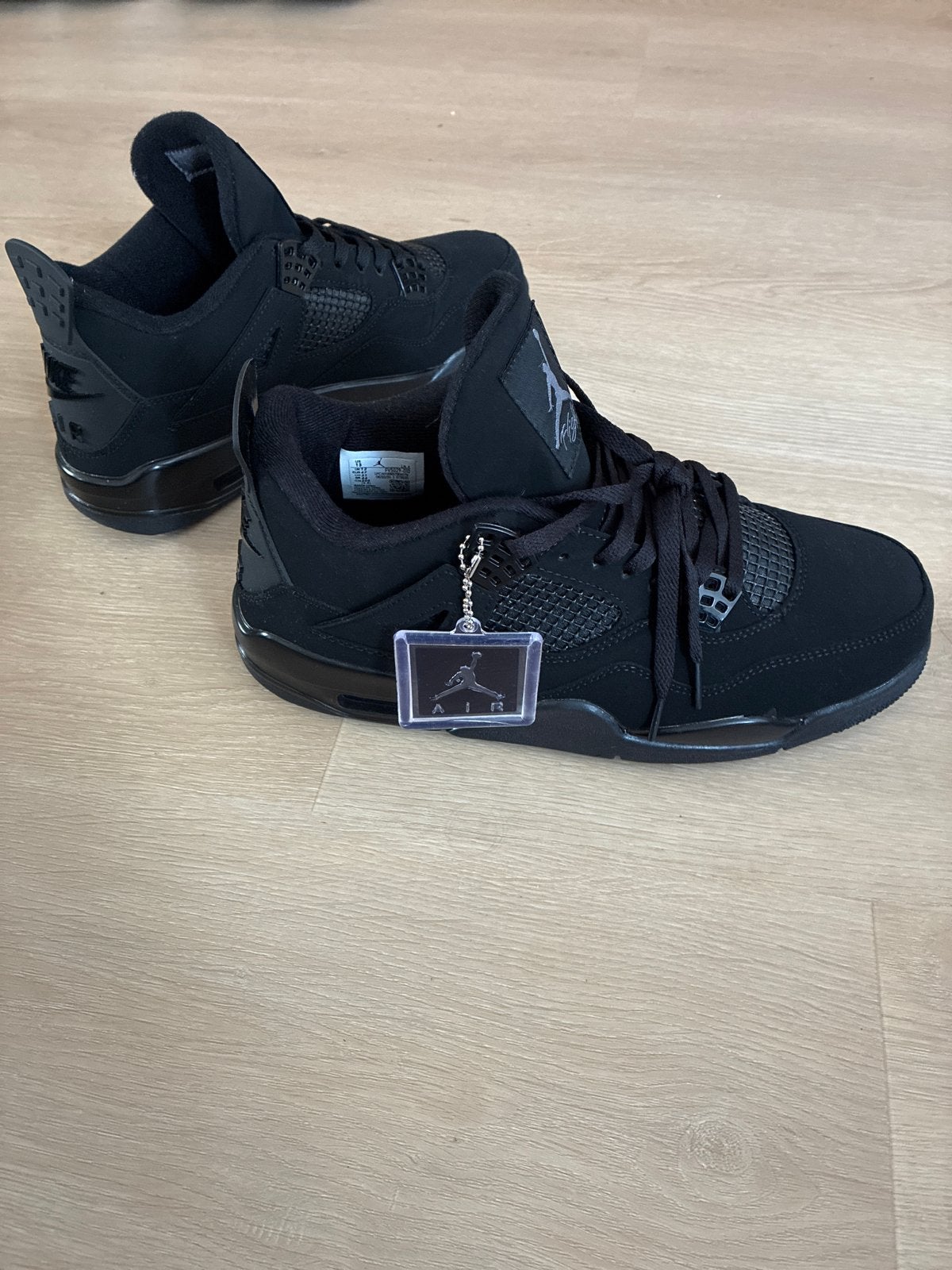 Jordan 4 Black Cat (2026) - maat 47, Kleding | Heren, Schoenen, Verzenden, Nieuw, Zwart, Sneakers of Gympen