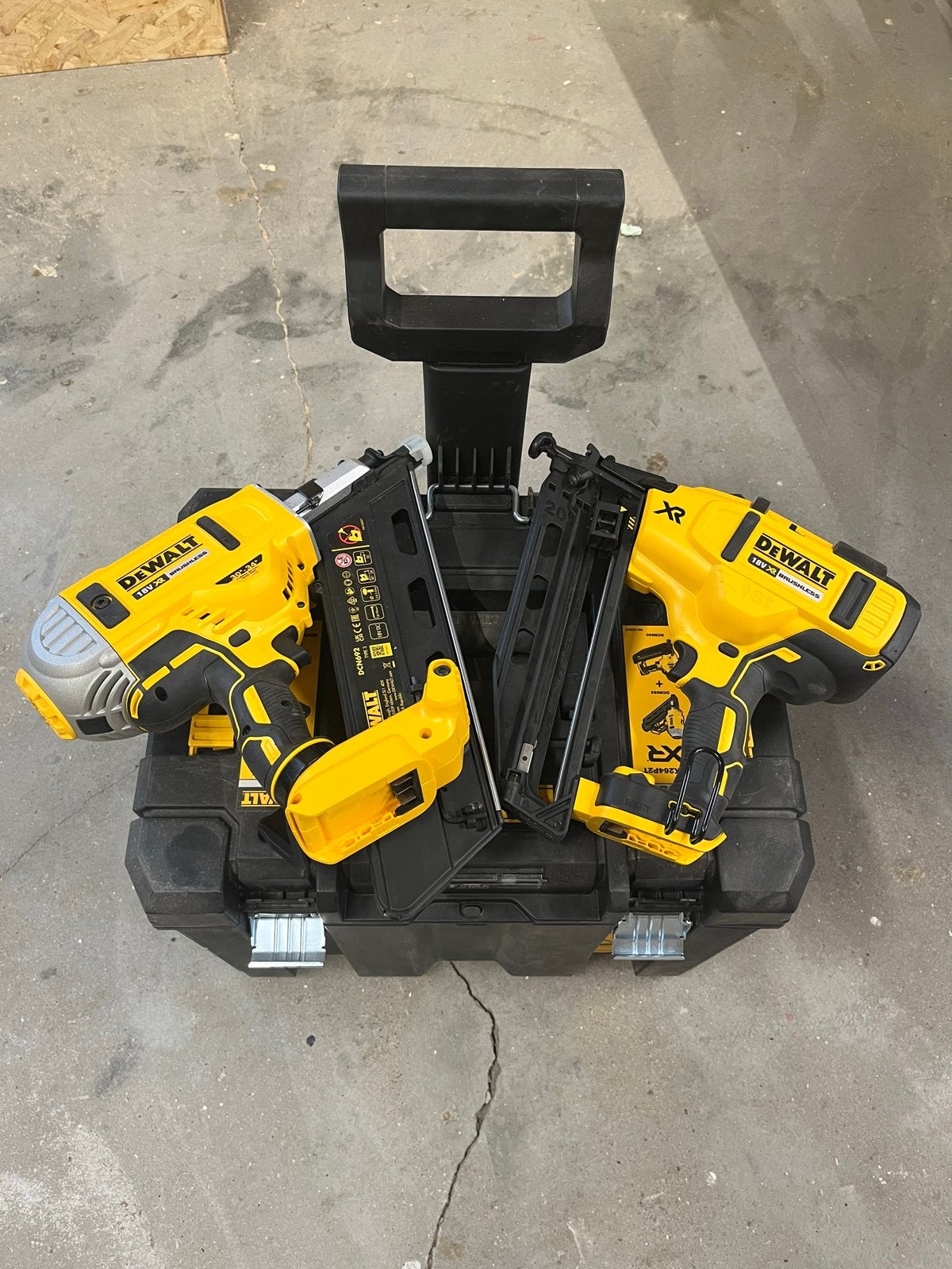 Foto 5 van DeWalt tacker en spijkerpistool set DCN692 en DCN660