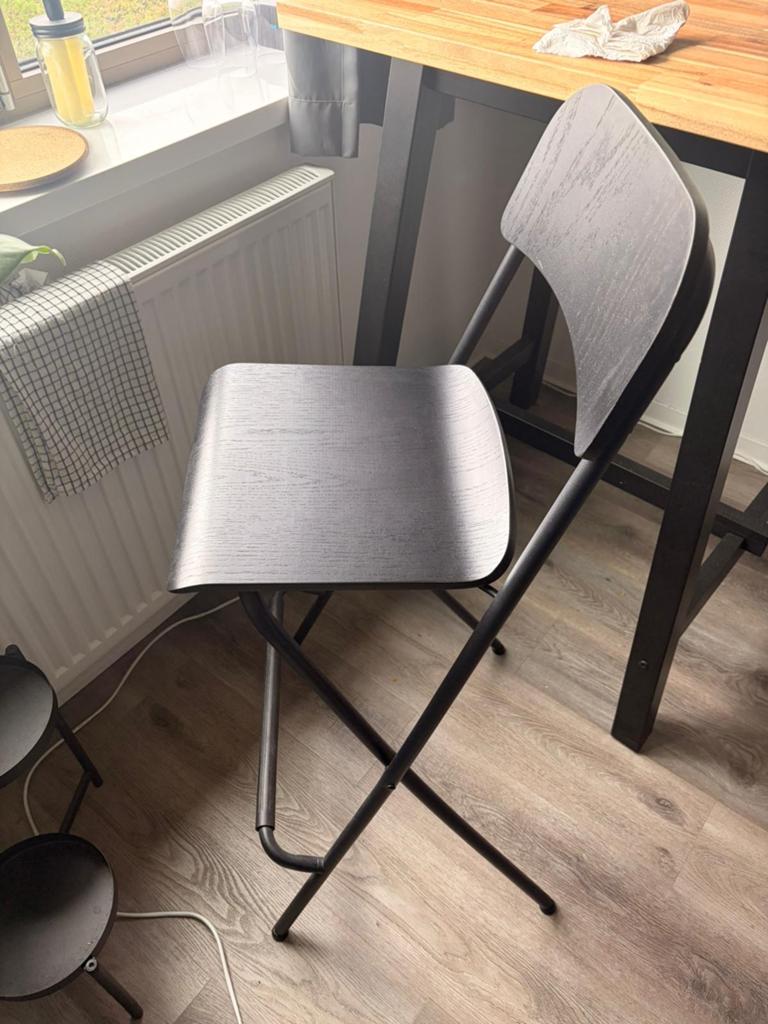 IKEA SKOGSTA Bartafel met 2 stoelen - ALS NIEUW!, Huis en Inrichting, Barkrukken, Ophalen, 60 tot 90 cm, Zo goed als nieuw, Hout