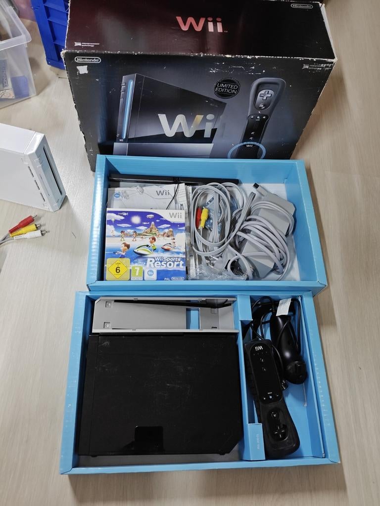 Wii Console Bundels - Wit en Zwart in doos, Nintendo, Nintendo of Europe GmbH, Herriotstrasse 4, 60528 Frankfurt am Main, Duitsland