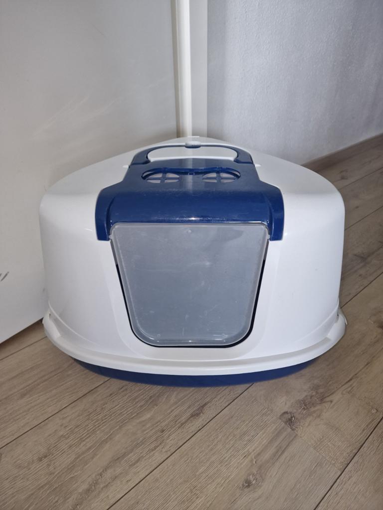 Hoek kattenbak met schepje, uitloopmatje en speeltjes, Dieren en Toebehoren, Kattenbakken, Gebruikt, Gesloten, Ophalen