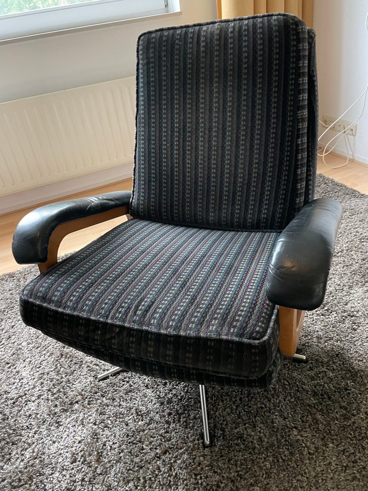 Comfortabele fauteuil met houten frame en leren armleuningen, Huis en Inrichting, Ophalen, Gebruikt, 75 tot 100 cm, 50 tot 75 cm